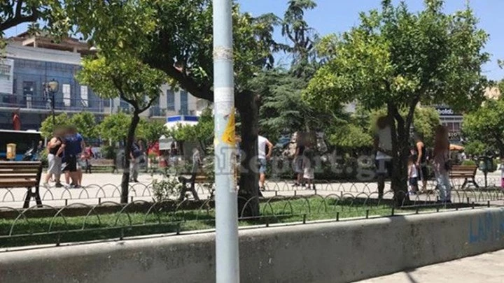Ο κακός χαμός στη Λαμία – Έπεσαν μπουνιές και…ξύλο με καδρόνια στην πλατεία Πάρκου (εικόνες, βίντεο)